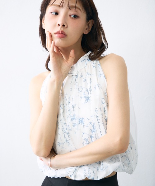 krahe(クレーエ)の「ボタニカル柄ギャザーノースリーブブラウス(シャツ/ブラウス・レディース・ホワイト/アイボリー・FREE)」の3枚目の写真