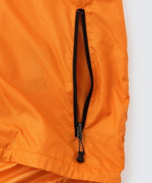 WILD THINGS(ワイルドシングス)の「WILD THINGS PACKABLE WIND PARKA(ワイルドシングス パッカブル ウィンドパーカー)(ナイロンジャケット・メンズ・ブラック/オリーブ/オレンジ・MEDIUM/LARGE/X-LARGE)」の4枚目の写真