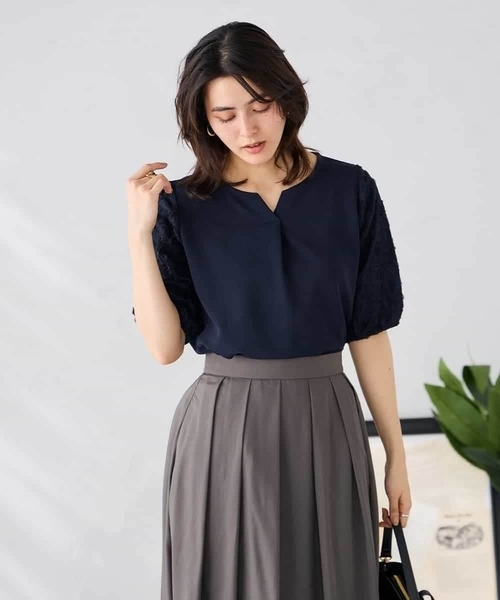 a.v.v(アーヴェヴェ)の「レースジャガードスリーブトップス(Tシャツ/カットソー・レディース・アイボリー/ネイビー・38/40)」の1枚目の写真