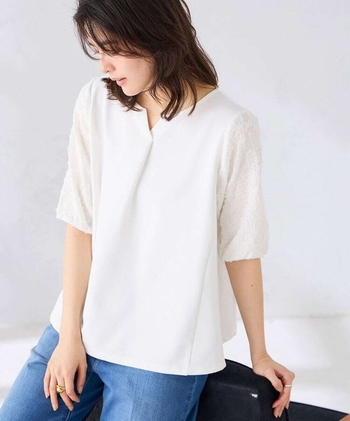 a.v.v(アーヴェヴェ)の「レースジャガードスリーブトップス(Tシャツ/カットソー・レディース・アイボリー/ネイビー・38/40)」の2枚目の写真