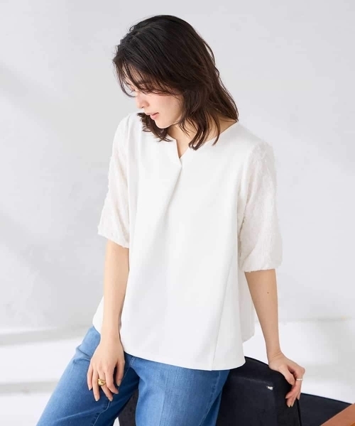 a.v.v(アーヴェヴェ)の「レースジャガードスリーブトップス(Tシャツ/カットソー・レディース・アイボリー/ネイビー・38/40)」の14枚目の写真