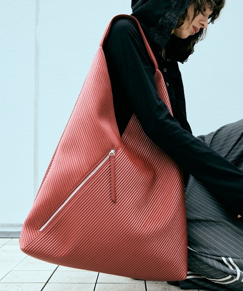 cii(シー)の「【UNISEX】Pleats Art Bag / プリーツアートバッグ(ハンドバッグ・メンズ・シルバー/レッド/ライトグリーン/ブラック・FREE)」の3枚目の写真