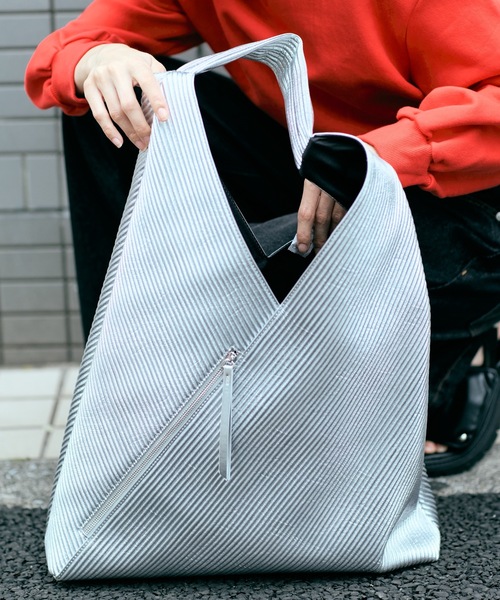 cii(シー)の「【UNISEX】Pleats Art Bag / プリーツアートバッグ(ハンドバッグ・メンズ・シルバー/レッド/ライトグリーン/ブラック・FREE)」の4枚目の写真