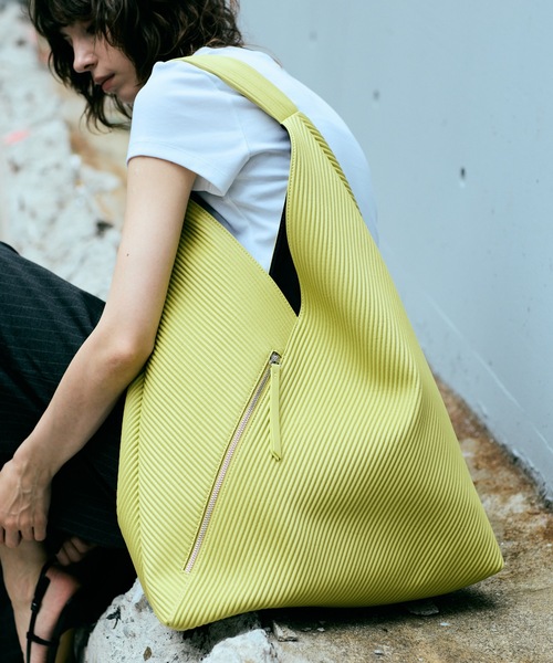 cii(シー)の「【UNISEX】Pleats Art Bag / プリーツアートバッグ(ハンドバッグ・メンズ・シルバー/レッド/ライトグリーン/ブラック・FREE)」の2枚目の写真
