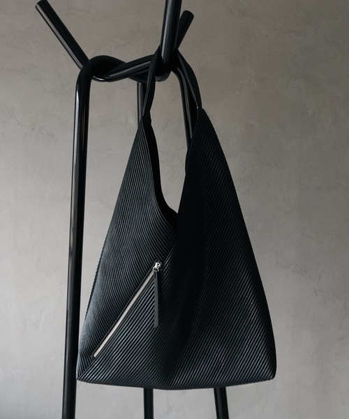 cii(シー)の「【UNISEX】Pleats Art Bag / プリーツアートバッグ(ハンドバッグ・メンズ・シルバー/レッド/ライトグリーン/ブラック・FREE)」の1枚目の写真