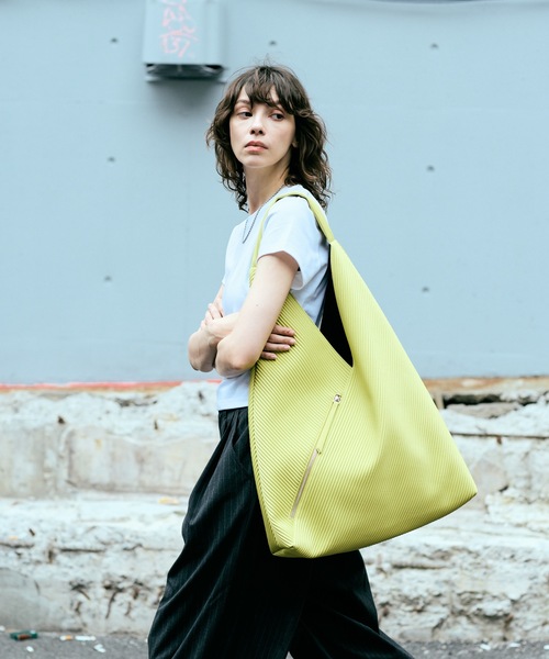 cii(シー)の「【UNISEX】Pleats Art Bag / プリーツアートバッグ(ハンドバッグ・メンズ・シルバー/レッド/ライトグリーン/ブラック・FREE)」の11枚目の写真