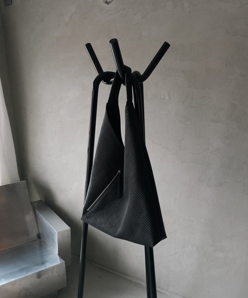 cii(シー)の「【UNISEX】Pleats Art Bag / プリーツアートバッグ(ハンドバッグ・メンズ・シルバー/レッド/ライトグリーン/ブラック・FREE)」の7枚目の写真