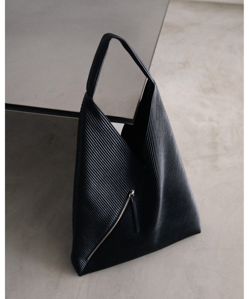 cii(シー)の「【UNISEX】Pleats Art Bag / プリーツアートバッグ(ハンドバッグ・メンズ・シルバー/レッド/ライトグリーン/ブラック・FREE)」の5枚目の写真