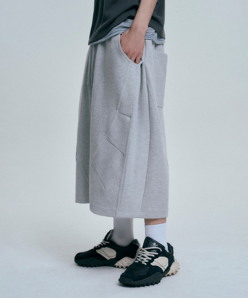 MOO(エムオーオー)の「ダートスウェットバミューダパンツ - グレー(その他パンツ・メンズ・グレー・MEDIUM/LARGE)」の1枚目の写真