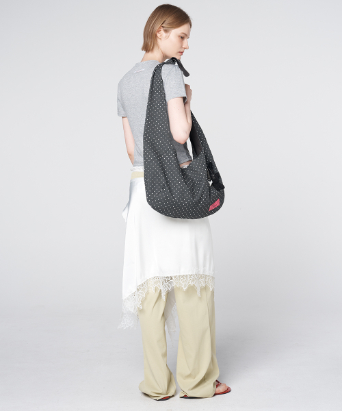 320SHOWROOM(320ショールーム)の「Dot Knot Shoulder Bag Skyblue(エコバッグ/サブバッグ・レディース・チャコール・FREE)」の2枚目の写真
