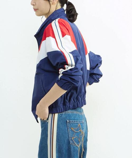CONVERSE TOKYO(コンバーストウキョウ)の「SIDE LINE NYLON TRACK BLOUSON(ブルゾン・レディース・カーキ/ブラック/ネイビー・FREE)」の6枚目の写真