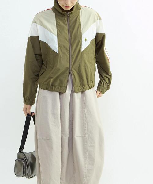 CONVERSE TOKYO(コンバーストウキョウ)の「SIDE LINE NYLON TRACK BLOUSON(ブルゾン・レディース・カーキ/ブラック/ネイビー・FREE)」の9枚目の写真
