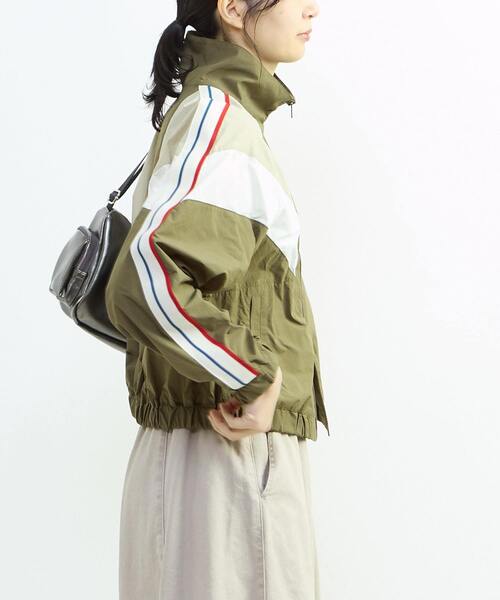 CONVERSE TOKYO(コンバーストウキョウ)の「SIDE LINE NYLON TRACK BLOUSON(ブルゾン・レディース・カーキ/ブラック/ネイビー・FREE)」の10枚目の写真