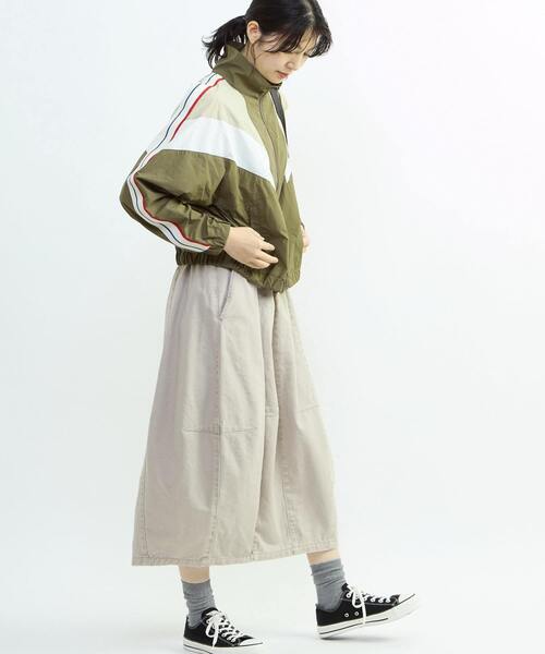 CONVERSE TOKYO(コンバーストウキョウ)の「SIDE LINE NYLON TRACK BLOUSON(ブルゾン・レディース・カーキ/ブラック/ネイビー・FREE)」の13枚目の写真