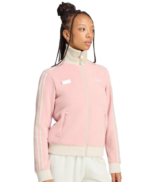 adidas(アディダス)の「adidas JENNIE FAN OG TRACK TOP / アディダス ジェニー ファン OG トラックトップ(ジャージ・レディース・ライトピンク・S/M/L)」の1枚目の写真