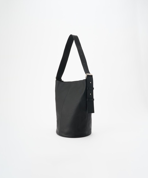 ONE.（ワンドット）の「【ONE./ワンドット】Cylinder Shoulder Bag / 撥水レザー（ショルダーバッグ・レディース・ブラック・FREE）」の3枚目の写真