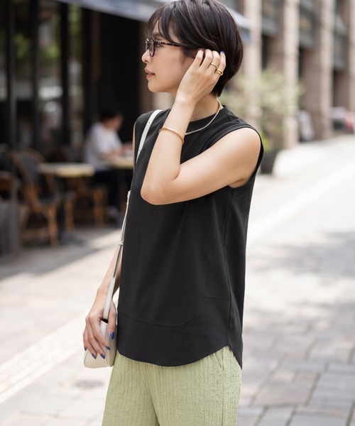 STYLE DELI(スタイルデリ)の「【selection】ハリ感スムースノースリトップス(Tシャツ/カットソー・レディース・チャコール/ホワイト/ピンクベージュ・FREE)」の6枚目の写真