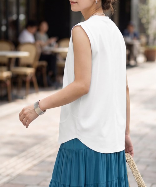 STYLE DELI(スタイルデリ)の「【selection】ハリ感スムースノースリトップス(Tシャツ/カットソー・レディース・チャコール/ホワイト/ピンクベージュ・FREE)」の10枚目の写真