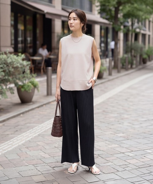 STYLE DELI(スタイルデリ)の「【selection】ハリ感スムースノースリトップス(Tシャツ/カットソー・レディース・チャコール/ホワイト/ピンクベージュ・FREE)」の13枚目の写真