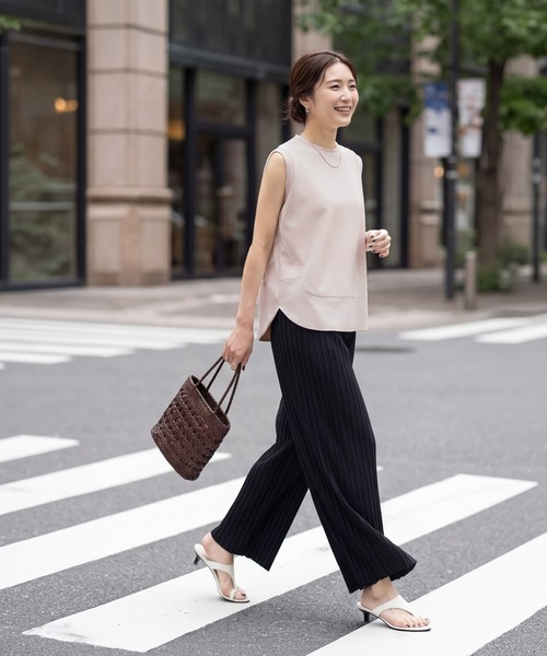 STYLE DELI(スタイルデリ)の「【selection】ハリ感スムースノースリトップス(Tシャツ/カットソー・レディース・チャコール/ホワイト/ピンクベージュ・FREE)」の14枚目の写真