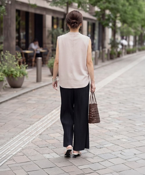 STYLE DELI(スタイルデリ)の「【selection】ハリ感スムースノースリトップス(Tシャツ/カットソー・レディース・チャコール/ホワイト/ピンクベージュ・FREE)」の15枚目の写真