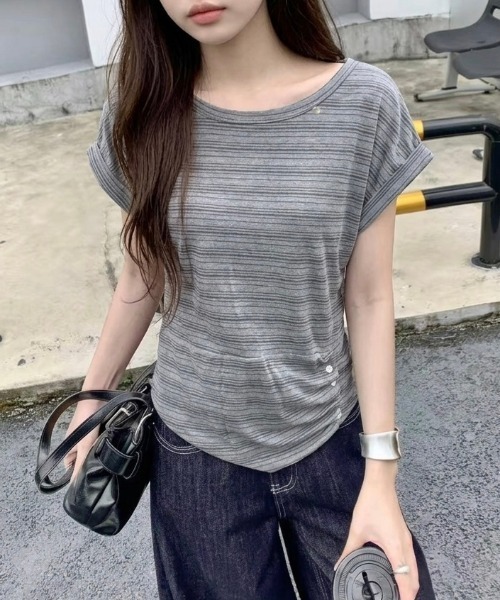 LADY LIKE(レディライク)の「【春夏新作】ウエストギャザー入りロールアップ変形ボーダートップス(Tシャツ/カットソー・レディース・グレー/ダークグレー/アイボリー・M)」の3枚目の写真