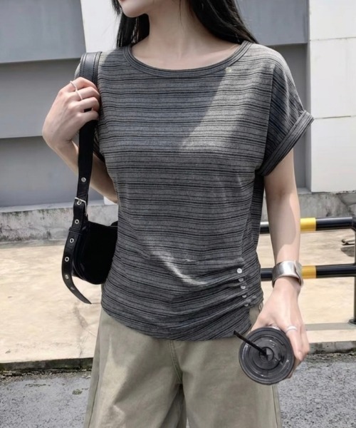 LADY LIKE(レディライク)の「【春夏新作】ウエストギャザー入りロールアップ変形ボーダートップス(Tシャツ/カットソー・レディース・グレー/ダークグレー/アイボリー・M)」の7枚目の写真