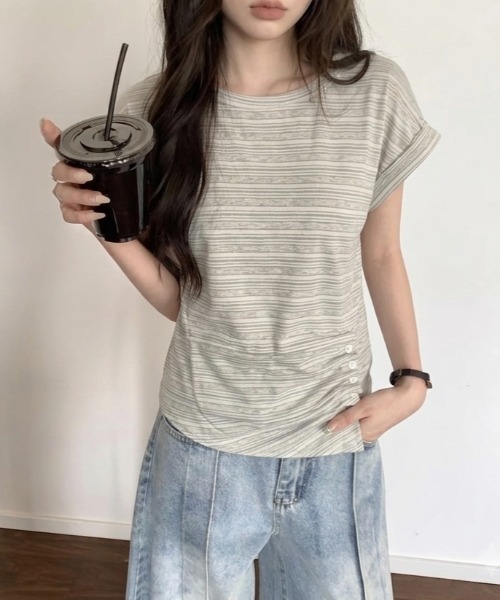 LADY LIKE(レディライク)の「【春夏新作】ウエストギャザー入りロールアップ変形ボーダートップス(Tシャツ/カットソー・レディース・グレー/ダークグレー/アイボリー・M)」の11枚目の写真