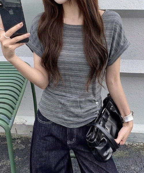 LADY LIKE(レディライク)の「【春夏新作】ウエストギャザー入りロールアップ変形ボーダートップス(Tシャツ/カットソー・レディース・グレー/ダークグレー/アイボリー・M)」の9枚目の写真