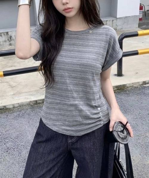 LADY LIKE(レディライク)の「【春夏新作】ウエストギャザー入りロールアップ変形ボーダートップス(Tシャツ/カットソー・レディース・グレー/ダークグレー/アイボリー・M)」の10枚目の写真