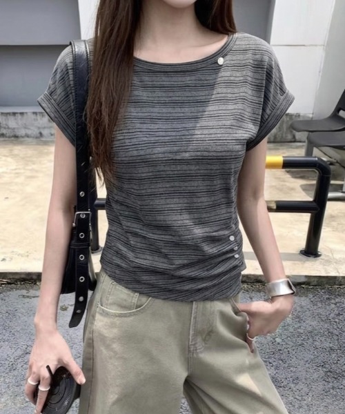 LADY LIKE(レディライク)の「【春夏新作】ウエストギャザー入りロールアップ変形ボーダートップス(Tシャツ/カットソー・レディース・グレー/ダークグレー/アイボリー・M)」の6枚目の写真