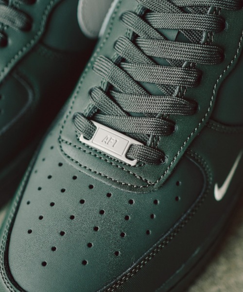 NIKE(ナイキ)の「AIR FORCE 1 '07 IV5732-001(スニーカー・メンズ・ブラック・24.5cm/24.0cm/27.0cm/26.5cm/26.0cm/25.5cm/25.0cm/29.0cm/28.5cm/28.0cm/27.5cm)」の7枚目の写真