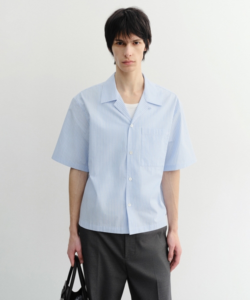 DUNST FOR MEN(ダンストフォーメン)の「CROPPED OPEN COLLARED STRIPED SHIRT_UDSH6B321_SOFT BLUE STRIPE(シャツ/ブラウス・メンズ・ライトブルー・MEDIUM/SMALL)」の1枚目の写真