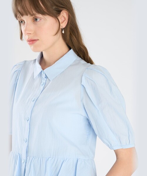 To b. by agnes b.(トゥービーバイアニエスベー)の「コットン 2段フレア ティアードブラウス(シャツ/ブラウス・レディース・ブルー・36/38/40)」の6枚目の写真