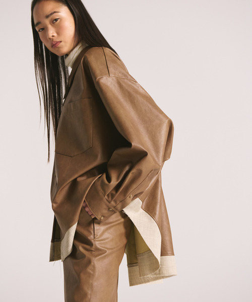 muller of yoshiokubo(ミュラーオブヨシオクボ)の「muller of yoshiokubo ミュラーオブヨシオクボ / SKIN BIG SHIRTS ヴィーガンレザースキンビッグシルエットシャツ / MLF26205(シャツ/ブラウス・レディース・ブラウン/ブラック・FREE)」の2枚目の写真