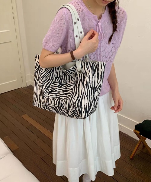 LA VORAGINE(ラ ヴォラジネ)の「2WAYリバーシブル大容量トートバッグ 通勤・通学 シンプル カジュアル チャームなし(トートバッグ・レディース・BROWN/White/Silver/Black・FREE)」の19枚目の写真
