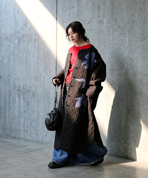 antiqua(アンティカ)の「花柄 刺繍 中綿 キルティングコート(ノーカラージャケット・レディース・ブラック系その他/ブラック系その他2・ONESIZE)」の3枚目の写真