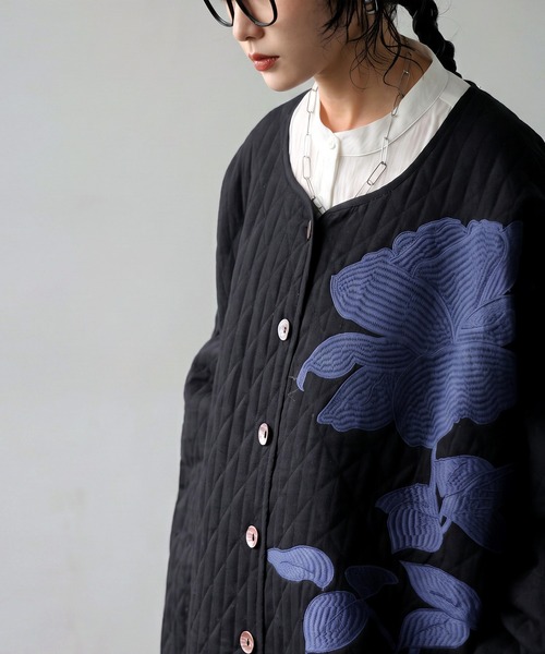 antiqua(アンティカ)の「花柄 刺繍 中綿 キルティングコート(ノーカラージャケット・レディース・ブラック系その他/ブラック系その他2・ONESIZE)」の8枚目の写真