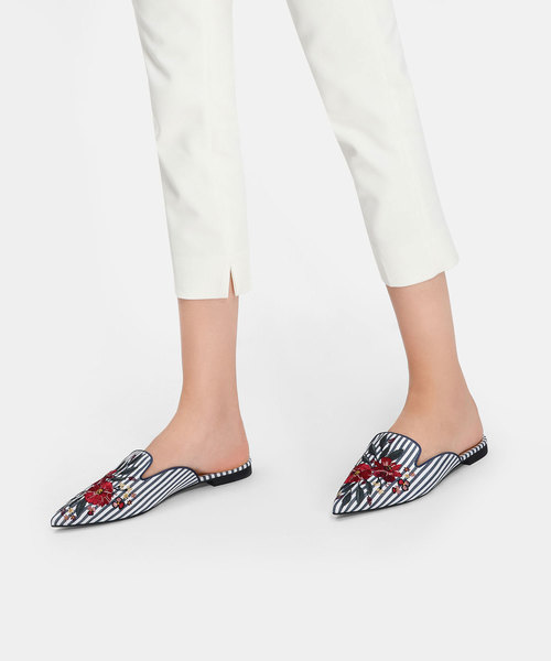 CHARLES & KEITH(チャールズ & キース)の「フローラルエンブロイダードスリッポン / FLORAL EMBROIDERED SLIP ONS(スリッポン・レディース・ホワイト/ブルー・23cm/23.5cm/24.5cm/25cm)」の3枚目の写真