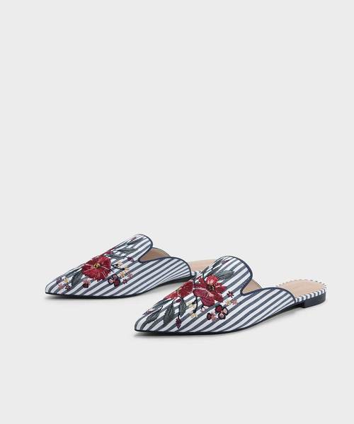 CHARLES & KEITH(チャールズ & キース)の「フローラルエンブロイダードスリッポン / FLORAL EMBROIDERED SLIP ONS(スリッポン・レディース・ホワイト/ブルー・23cm/23.5cm/24.5cm/25cm)」の4枚目の写真