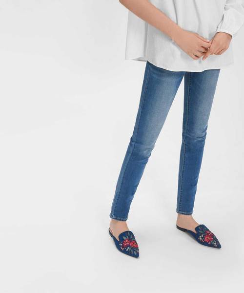 CHARLES & KEITH(チャールズ & キース)の「フローラルエンブロイダードスリッポン / FLORAL EMBROIDERED SLIP ONS(スリッポン・レディース・ホワイト/ブルー・23cm/23.5cm/24.5cm/25cm)」の9枚目の写真