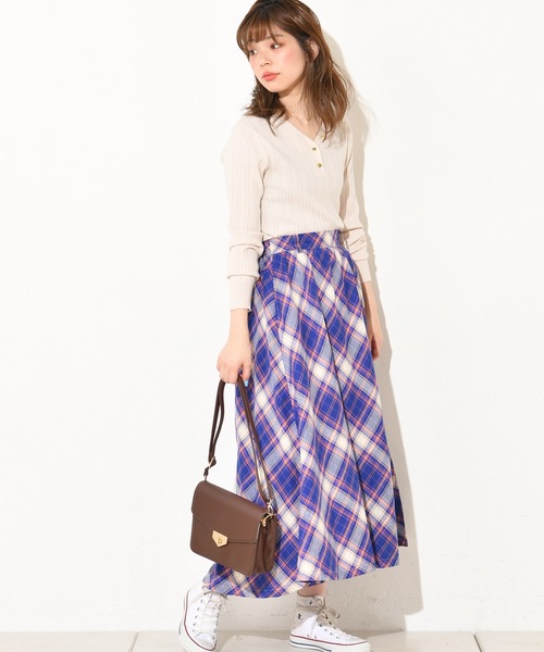natural couture(ナチュラルクチュール)の「多釦リブニット(ニット/セーター・レディース・アイボリー/ブラック/グレイッシュベージュ・FREE)」の4枚目の写真