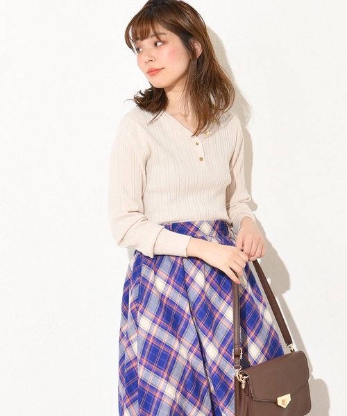natural couture(ナチュラルクチュール)の「多釦リブニット(ニット/セーター・レディース・アイボリー/ブラック/グレイッシュベージュ・FREE)」の5枚目の写真