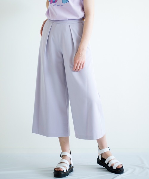 And A(アンドエー)の「And A アンドエー / ギャバストレッチ クロップドタックパンツ(その他パンツ・レディース・グリーン/ライラック・1/0)」の2枚目の写真