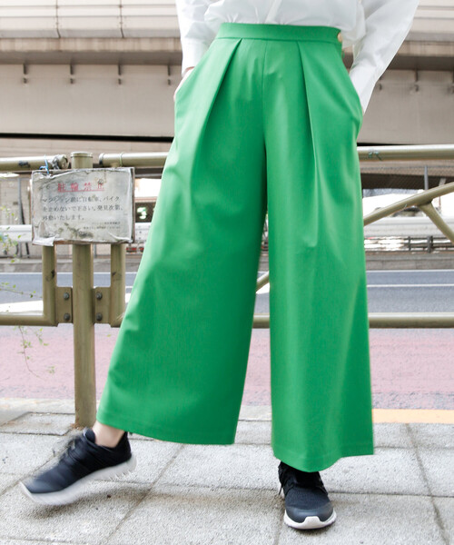 And A(アンドエー)の「And A アンドエー / ギャバストレッチ クロップドタックパンツ(その他パンツ・レディース・グリーン/ライラック・1/0)」の1枚目の写真