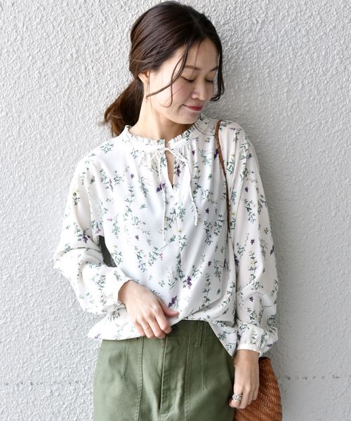 liflattie ships（リフラティ シップス）の「liflattie ships:クレープフラワー2WAYブラウス（シャツ/ブラウス・レディース・オフホワイト/ブラック/イエロー・SMALL/MEDIUM）」の2枚目の写真