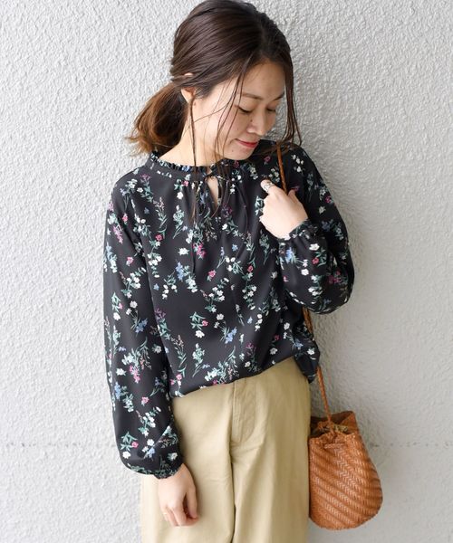 liflattie ships（リフラティ シップス）の「liflattie ships:クレープフラワー2WAYブラウス（シャツ/ブラウス・レディース・オフホワイト/ブラック/イエロー・SMALL/MEDIUM）」の3枚目の写真