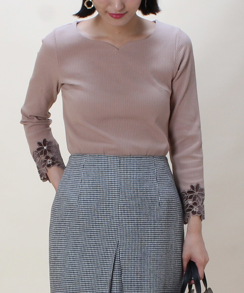 TRUDEA(トルディア)の「ハートネック袖刺繍 テレコプルオーバー(ニット/セーター・レディース・ホワイト/ベージュ/ネイビー/ブラウン/ピンク/ワイン・SMALL/MEDIUM/LARGE)」の16枚目の写真