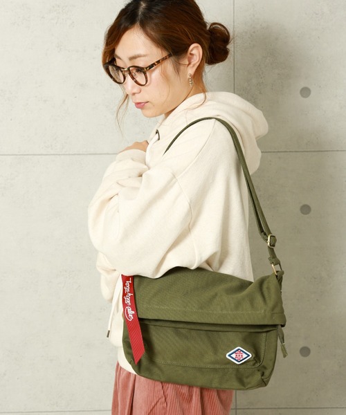 n'ee-ne（ネーネ）の「コットンキャンパス　フラップショルダーバック（ショルダーバッグ・レディース・ブラック/カーキ/アイボリー・FREE）」の3枚目の写真