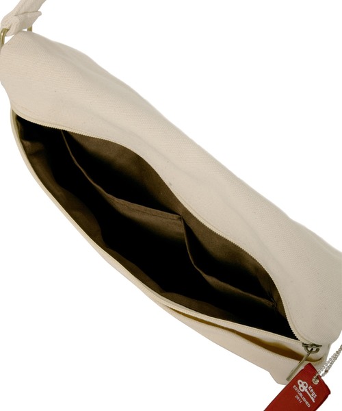 n'ee-ne（ネーネ）の「コットンキャンパス　フラップショルダーバック（ショルダーバッグ・レディース・ブラック/カーキ/アイボリー・FREE）」の11枚目の写真